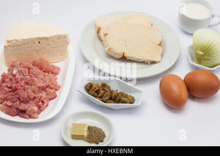 Ravioli preparazione : gli ingredienti per preparare i ravioli ripieni Foto Stock