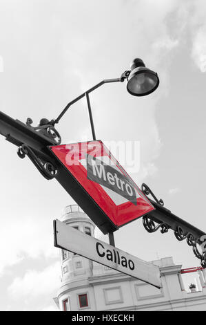 Madrid, Spagna - 18 settembre 2016: metro madrid firmare all'entrata alla stazione di Callao a gran via a Madrid. basso angolo di visione, selctive colore Foto Stock