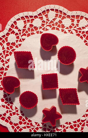 Fatte a mano la marmellata di arance rosse in stampi su un tovagliolo bianco. ombre nette vista aerea Foto Stock