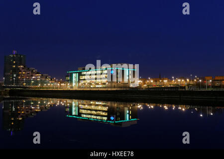 Stv studios televisione logo Scozia al neon di notte Foto Stock