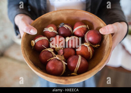 Un cesto di belle, dipinto di uova, una tradizione culturale nella Pasqua in Ungheria. Foto Stock