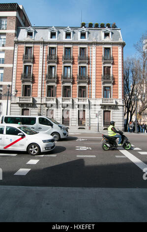 Scatola di moto ad un semaforo. Fotografato a Madrid, Spagna Foto Stock