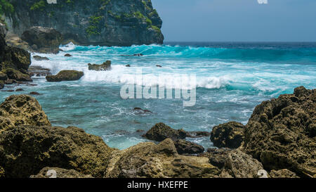 Le onde del mare sulla costa Tembeling a Nusa Penida isola, Bali Indonesia Foto Stock