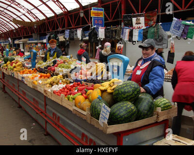 Frutti per la vendita in aprire il mercato alimentare a Vitebsk, Bielorussia. Foto Stock