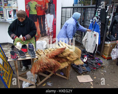 Donna scope di vendita in un mercato aperto a Vitebsk, Bielorussia. Foto Stock