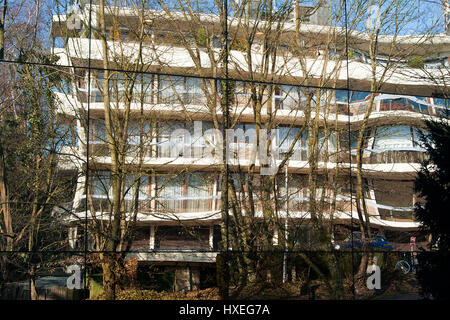 La riflessione di edificio e alberi. Fotografato in Belgio Foto Stock