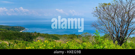 Una bellissima vista di San vulcano Agung a Bali da Nusa Penida isola. Parzialmente coperto dalle nuvole. Indonesia Foto Stock