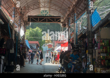 Il marketstreet nella città di Mae Sai in Thailandia in Thailandia e Myanmar confine a nord della città di Chiang Rai nel nord della Thailandia. Foto Stock