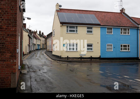 Vista verso High Street in condizioni di bagnato, Pozzi-next-il-Mare, Norfolk, Inghilterra, Regno Unito Foto Stock