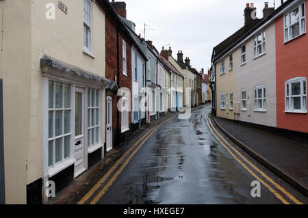 High Street in condizioni di bagnato, Pozzi-next-il-Mare, Norfolk, Inghilterra, Regno Unito