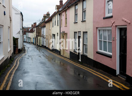 High Street in condizioni di bagnato, Pozzi-next-il-Mare, Norfolk, Inghilterra, Regno Unito Foto Stock