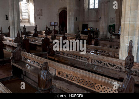 Le panche nella chiesa di San Pietro, grande Walsingham, Norfolk, Inghilterra, Regno Unito Foto Stock
