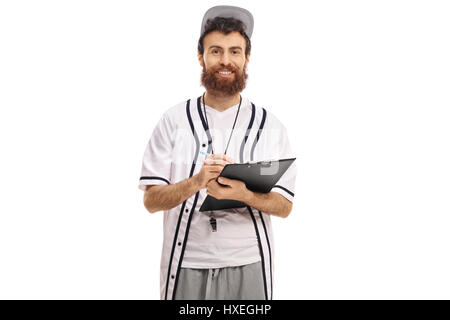 Allenatore di baseball di scrittura in un blocco appunti e guardando la telecamera isolata su sfondo bianco Foto Stock