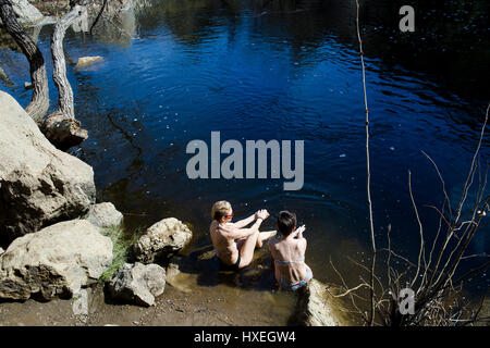 Le ragazze godono di un centro termale all'aperto giorno insieme a sorgenti naturali. Foto Stock