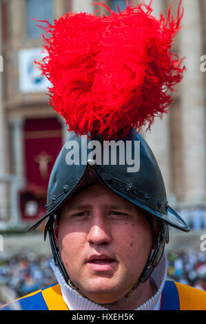 Una guardia svizzera in piedi in Piazza San Pietro durante un udienza papale. Foto Stock