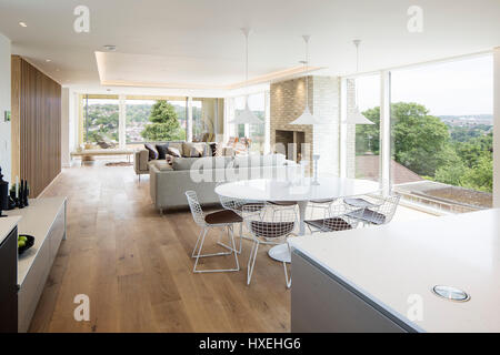 Vista principale di spazio soggiorno con vista dei dintorni. Case private Withdean Road, Brighton, Regno Unito. Architetto: John Pardey architetti, 2017. Foto Stock