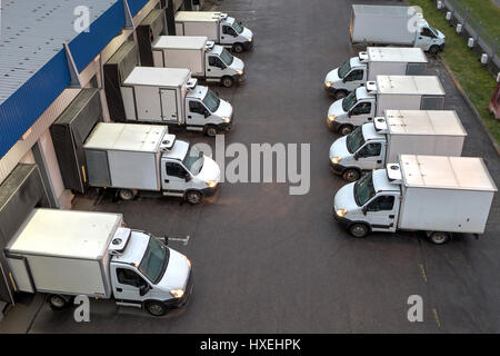 San Pietroburgo, Russia - 31 Ottobre 2016: Top viev camion carico scarico a magazzino. Foto Stock