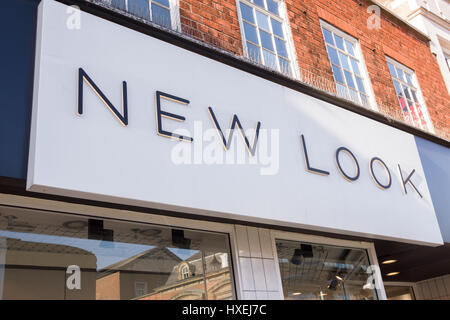 Nuovo look di un British Fashion Outlet specializzato in womens usura, mens usura e abbigliamento per ragazzi a Chester Regno Unito Foto Stock