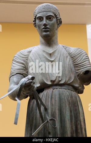 Auriga statua si trova al museo di Delphi in Grecia Foto Stock