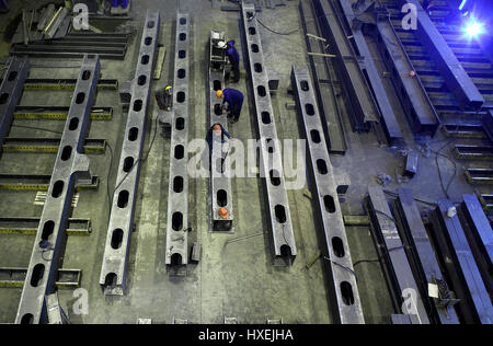 San Pietroburgo, Russia - 18 Maggio 2015: vista dall'alto del workshop per produrre acciaio costruzione di travi. Foto Stock