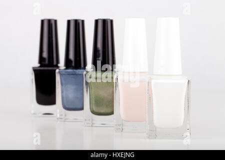 Set di smalto per unghie bottiglie isolato su sfondo bianco Foto Stock