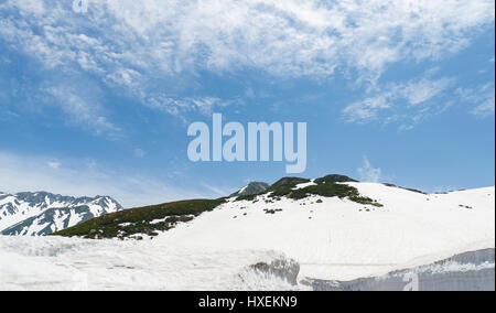 Montagna di neve in Giappone Alpi tateyama kurobe route alpino Foto Stock