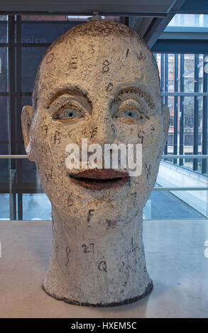 Bilbao, Spagna: bambino la vista, la scultura di John Davies al Museo delle Belle Arti di Bilbao, la seconda più grande e il museo più visitato in Paese Basco Foto Stock