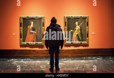 Bilbao, Spagna: guardando la Santa Elisabetta di Turingia e di Santa Caterina di Alessandria da Francisco de Zubaran al Museo delle Belle Arti di Bilbao Foto Stock