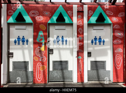 Wellington, Nuova Zelanda - 10 Febbraio 2017: dipinti colorati bagni pubblici su strada a Wellington. Foto Stock