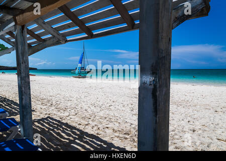 Catarmaran visto sotto i rifugi off Playa Pilar a Cuba. Foto Stock