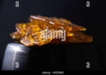 Close up dettaglio della marijuana concentrato di olio aka frantumare isolati su sfondo nero Foto Stock