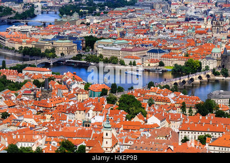 Vista di Praga (Repubblica Ceca) e il famoso Ponte Carlo sul fiume Vitava, come si vede dal Petrin lookout tower