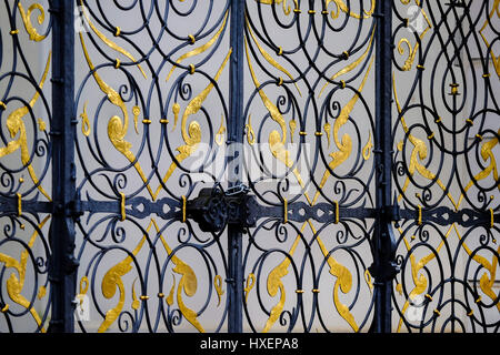 Ornati in ferro battuto cancello di ingresso al Monastero di Strahov, Praga, Repubblica Ceca Foto Stock
