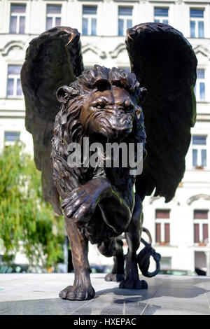 Il leone alato Memorial a Praga Repubblica Ceca con lo scultore britannico Colin Spofforth. Il memoriale di bronzo è stato presentato il 17 giugno 2014. Foto Stock