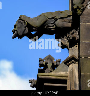 Simile a quella umana grottesco gargoyle sulle pareti della Cattedrale di San Vito a Praga, Repubblica Ceca. Foto Stock