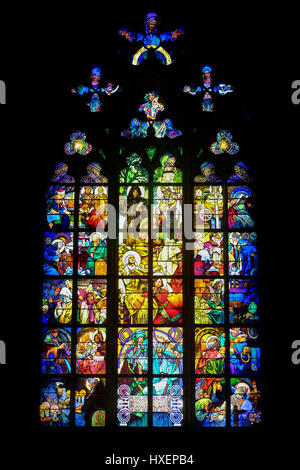 Art Nouveau vetrate di Alfonso Mucha (1860-1939) nella navata nord della Cattedrale di San Vito, Praga, Repubblica Ceca. Foto Stock