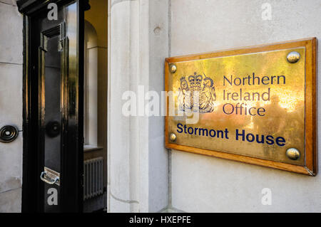 La placca al di fuori di Stormont House, casa del Northern Ireland Office, Stormont, Belfast, Irlanda del Nord Foto Stock