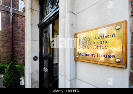 La placca al di fuori di Stormont House, casa del Northern Ireland Office, Stormont, Belfast, Irlanda del Nord Foto Stock