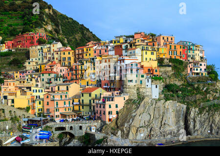 Colorate case tradizionali su una roccia sopra il Mar Mediterraneo, Manarola, Cinque Terre, Italia Foto Stock