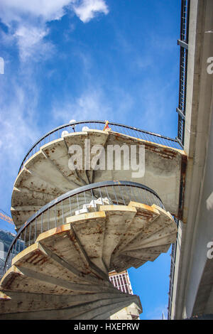 Scala a spirale sul cielo blu Foto Stock