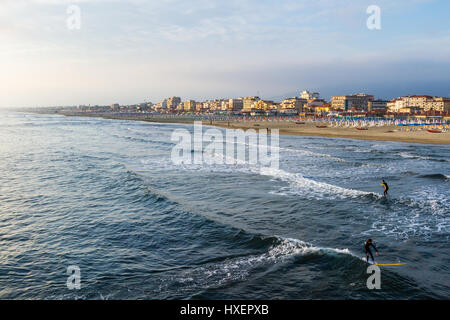Viareggio spiaggia con ombrelloni colorati sunset.Toscana,Viareggio, Italia.Versilia panorama di costo. Foto Stock