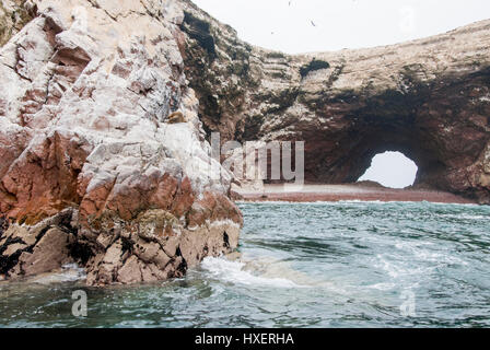 Le Isole Ballestas sono un gruppo di piccole isole vicino alla città di Paracas situato all'interno del distretto di Paracas del Pisco provincia nella Ica Regio Foto Stock