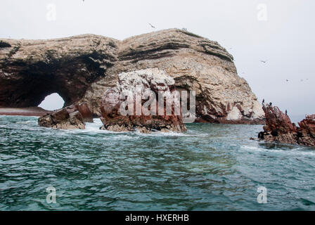 Le Isole Ballestas sono un gruppo di piccole isole vicino alla città di Paracas situato all'interno del distretto di Paracas del Pisco provincia nella Ica Regio Foto Stock