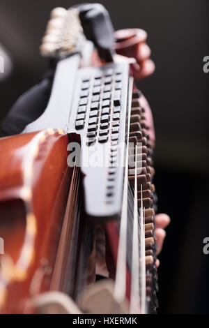 Le mani di un nyckhelharpor riproduzione di questa antica artigianale tradizionale svedese strumento musicale, utilizzato in un concerto di musica folk o dance party Foto Stock