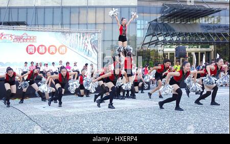 KAOHSIUNG, Taiwan -- Giugno 17, 2015: gli studenti dal Shu-Te High School eseguire gratuitamente una danza all'aperto per l'inizio del Dragon Boat Festival. Foto Stock