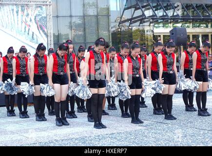 KAOHSIUNG, Taiwan -- Giugno 17, 2015: gli studenti dal Shu-Te High School eseguire gratuitamente una danza all'aperto per l'inizio del Dragon Boat Festival. Foto Stock