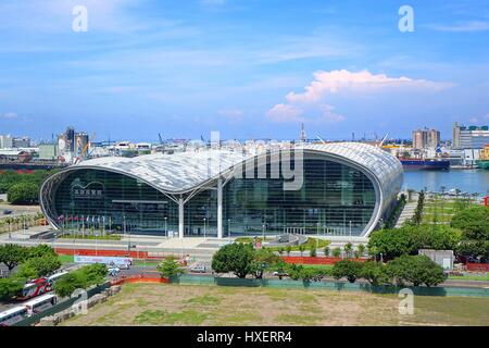 KAOHSIUNG, Taiwan -- Giugno 11, 2015: Il nuovo Kaohsiung Centro espositivo con il suo caratteristico tetto ondulata. Sullo sfondo è possibile vedere la grande po Foto Stock