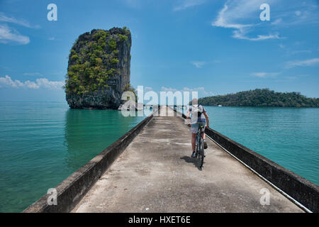 Chiodo rock e ponte a Ta Lo Wow, Ko Tarutao Island, Thailandia Foto Stock