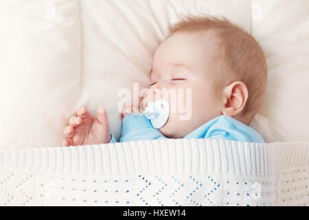 Il bambino dorme sulla coperta di blu Foto Stock