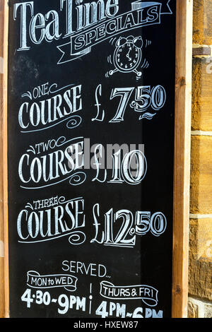 Restaurant sign su Stokesley High Street, North Yorkshire, Inghilterra, Regno Unito Foto Stock